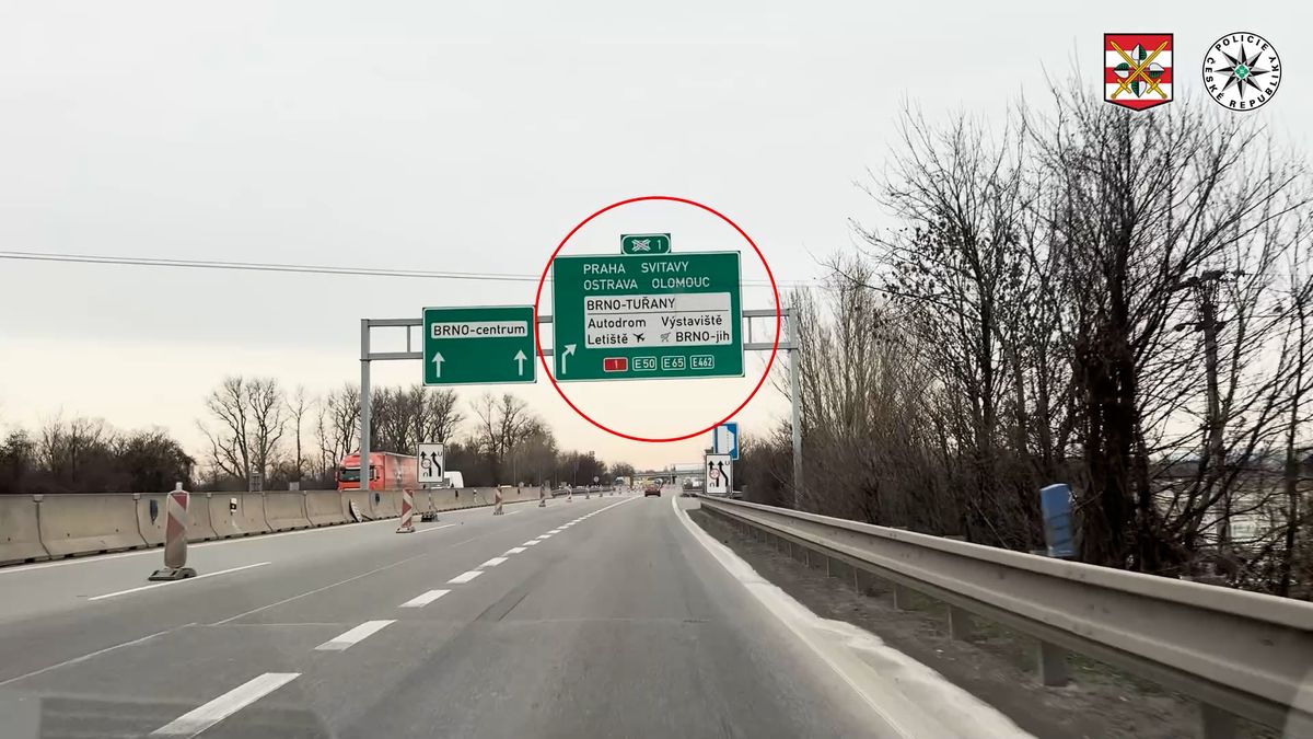 Policie kritizuje dopravní značení na křižovatce D1 a D2 u Brna. Chyby ukázala na videu